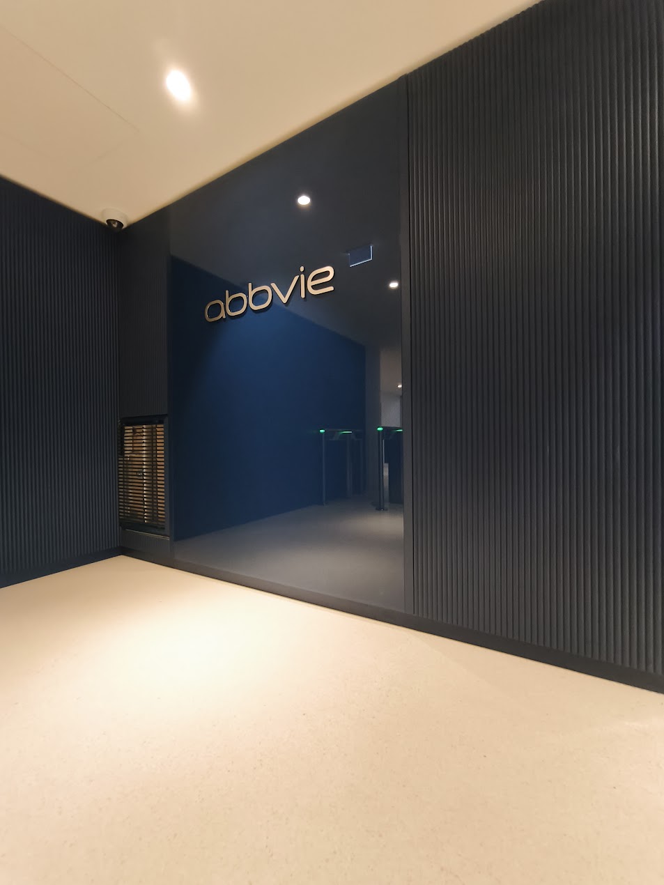 Hall d'accueil AbbVie, sol coulé clair, Issy-les-Moulineaux