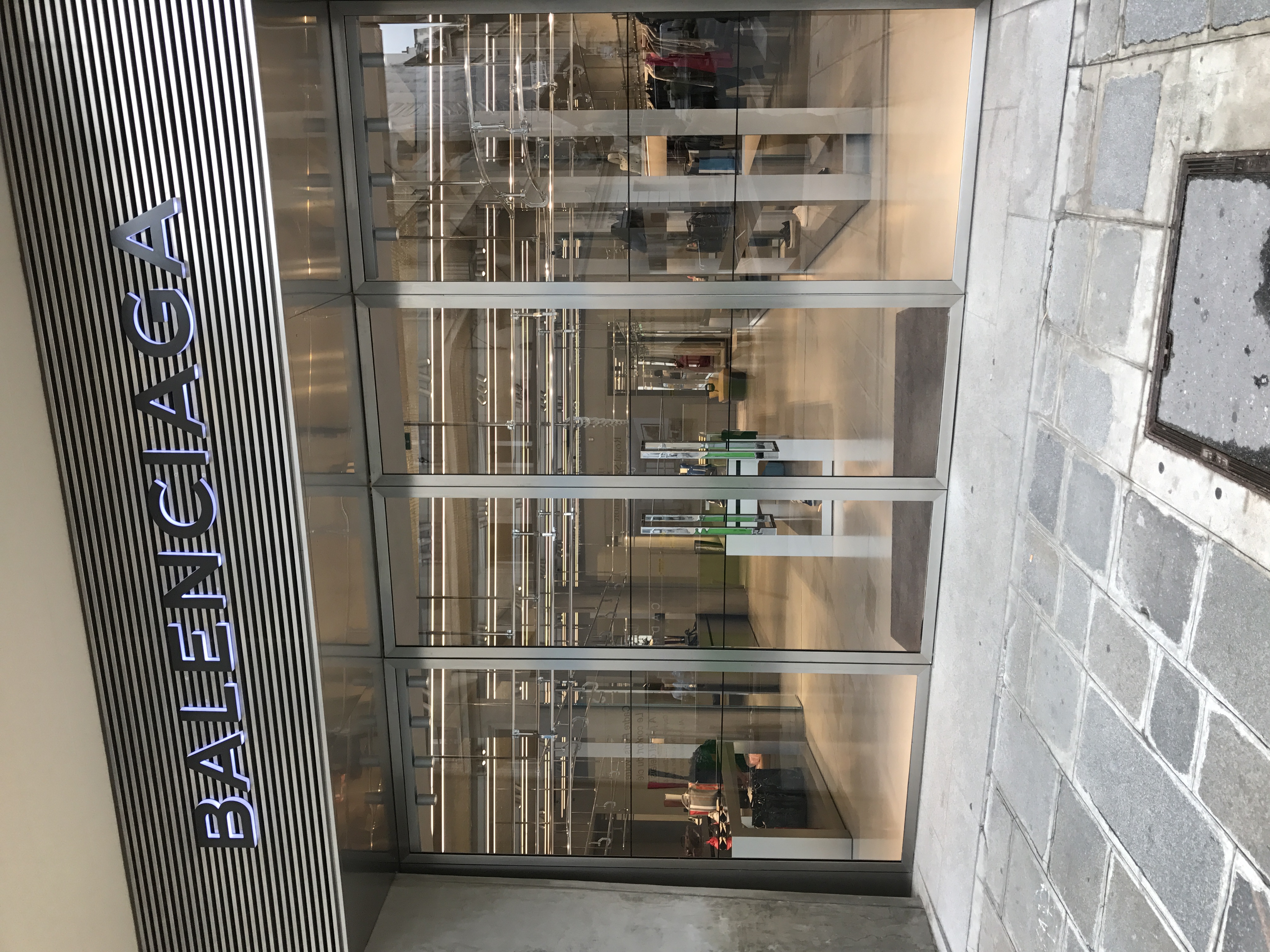 Devanture du magasin Balenciaga, rue Saint-Honoré