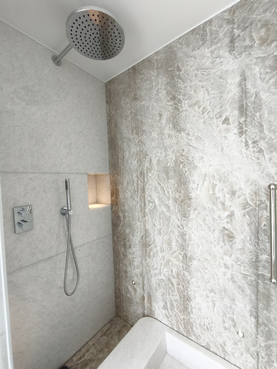 Douche à l'italienne, grands formats et parement de pierre naturelle