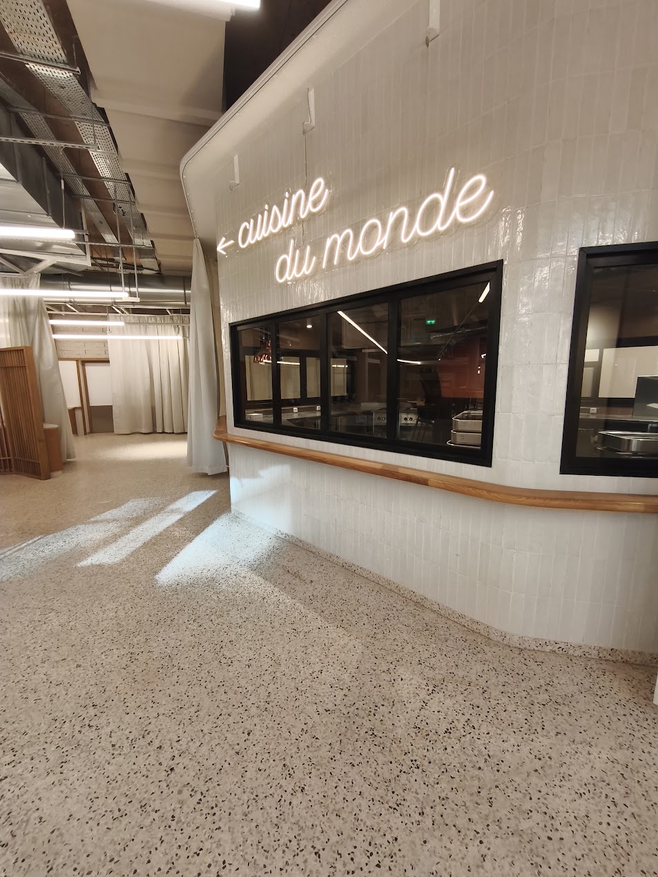 Espace restauration d'entreprise, faïence blanche et sol terrazzo