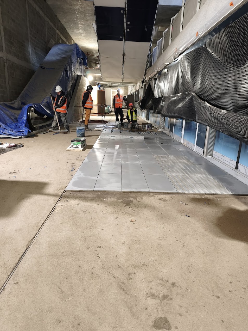Pose de grands formats en cours sur un chantier