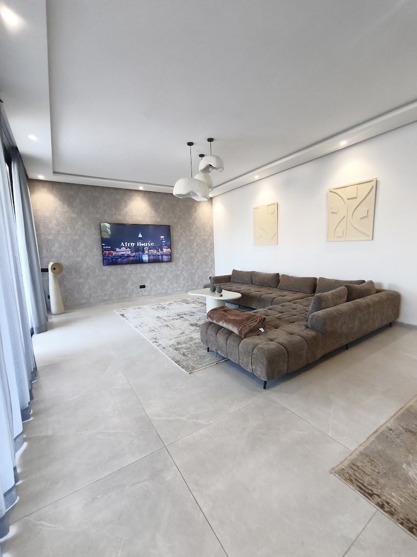 Séjour en grands formats clairs, logement