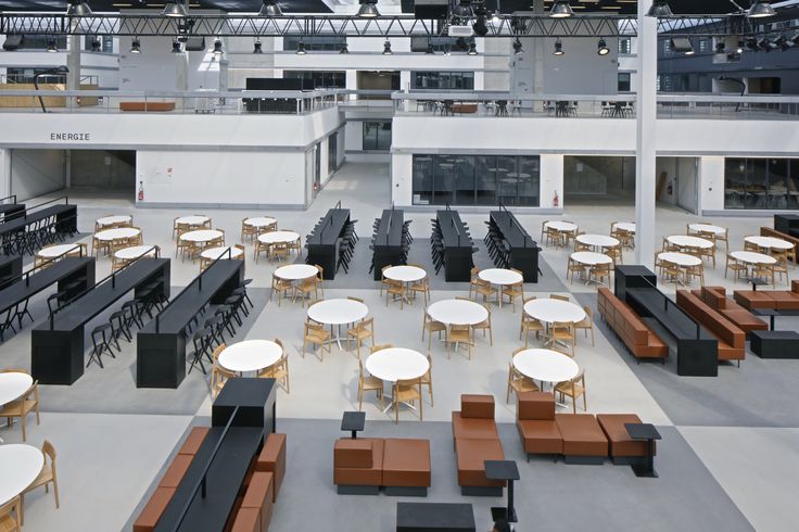Grand hall de l'École CentraleSupélec, sol en béton ciré