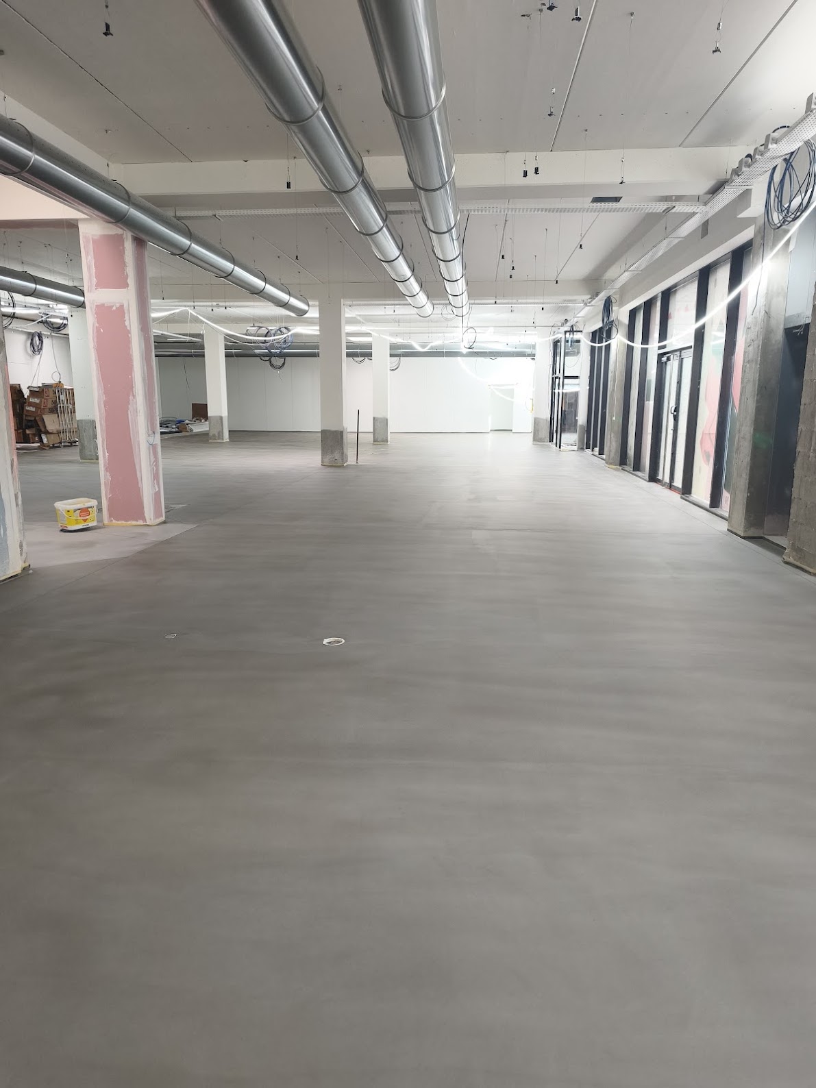 Magasin Grand Frais à Romainville, couche d'usure industrielle minérale Weber 4610