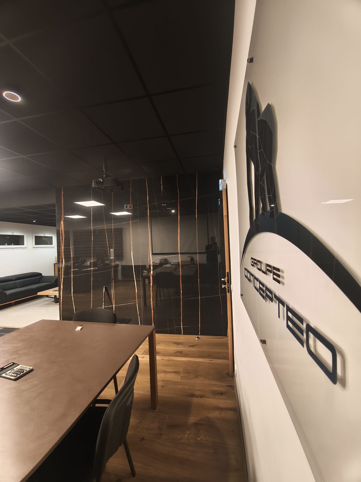 Habillage mural en grands formats effet marbre, bureaux du groupe Concepteo