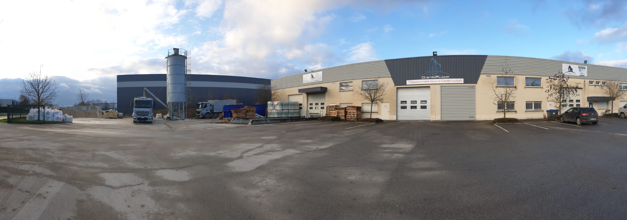 Locaux du groupe Concepteo, 575 rue Gloriette à Brie-Comte-Robert : bâtiments, silo et camions