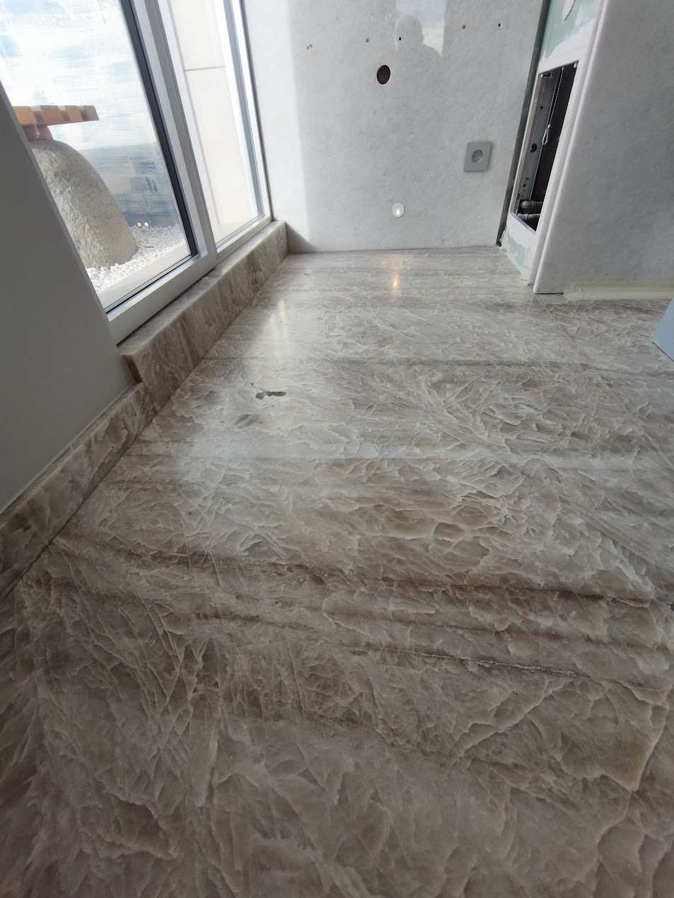 Sol en marbre poli avec plinthe assortie, appartement en étage élevé