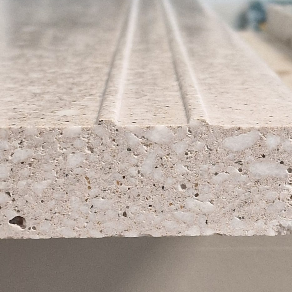Marche en terrazzo préfabriqué avec rainures antidérapantes