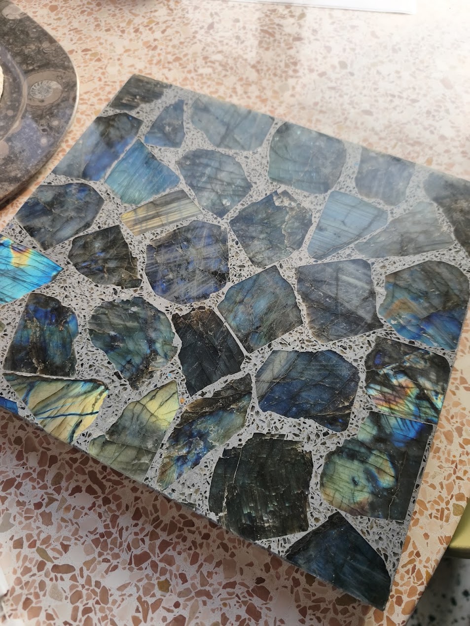 Plateau en terrazzo à éclats de labradorite bleue