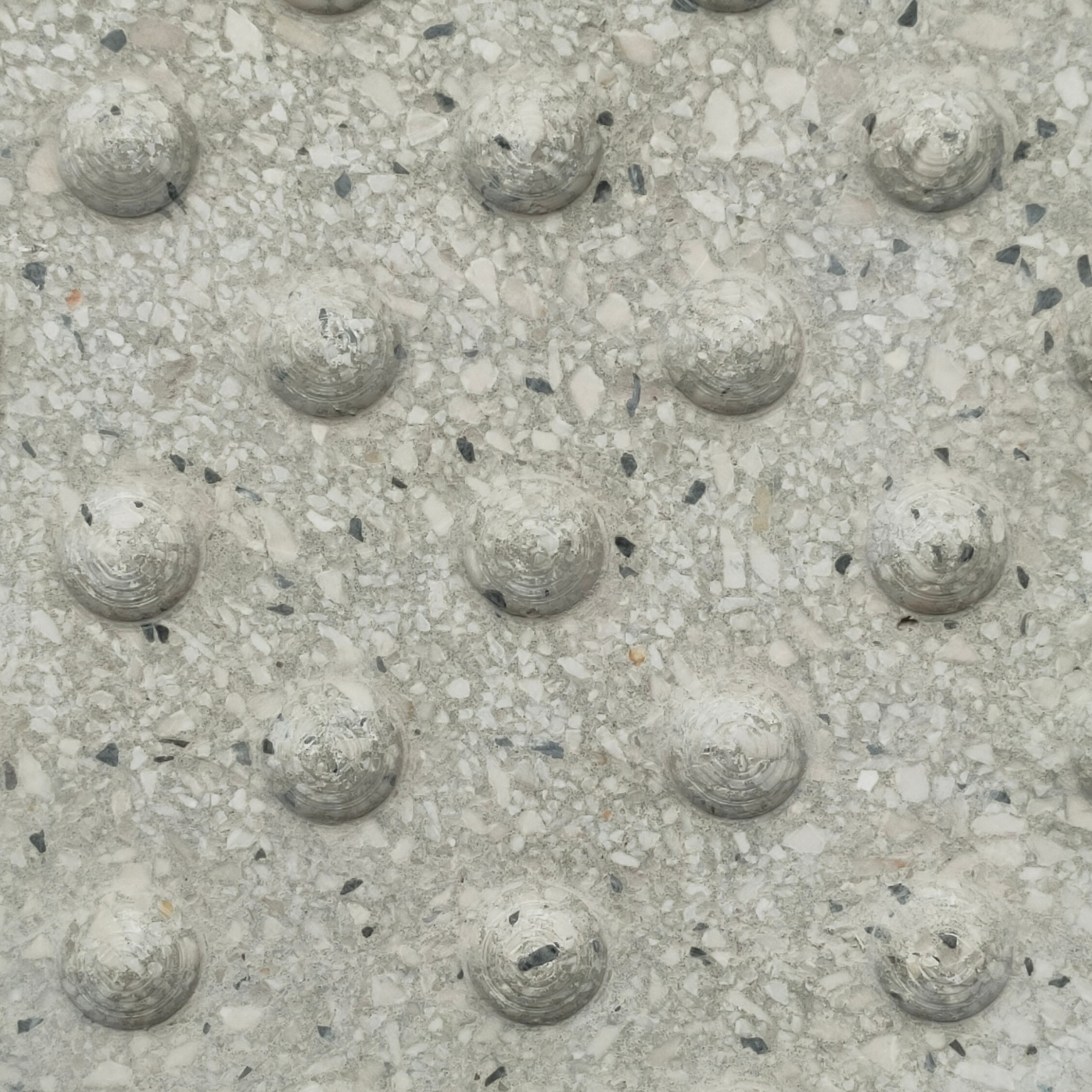 Dalle podotactile en terrazzo préfabriqué