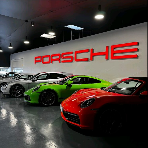 Showroom du Centre Porsche du Bourget, sol résine