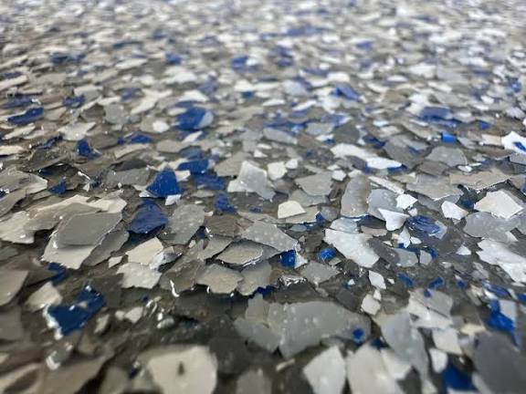 Gros plan d'une résine pailletée, paillettes grises, blanches et bleues