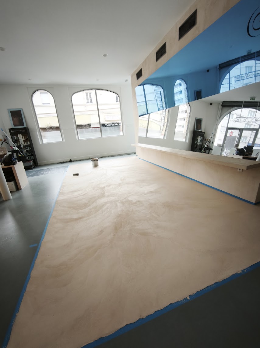 Béton ciré appliqué à la spatule dans un commerce