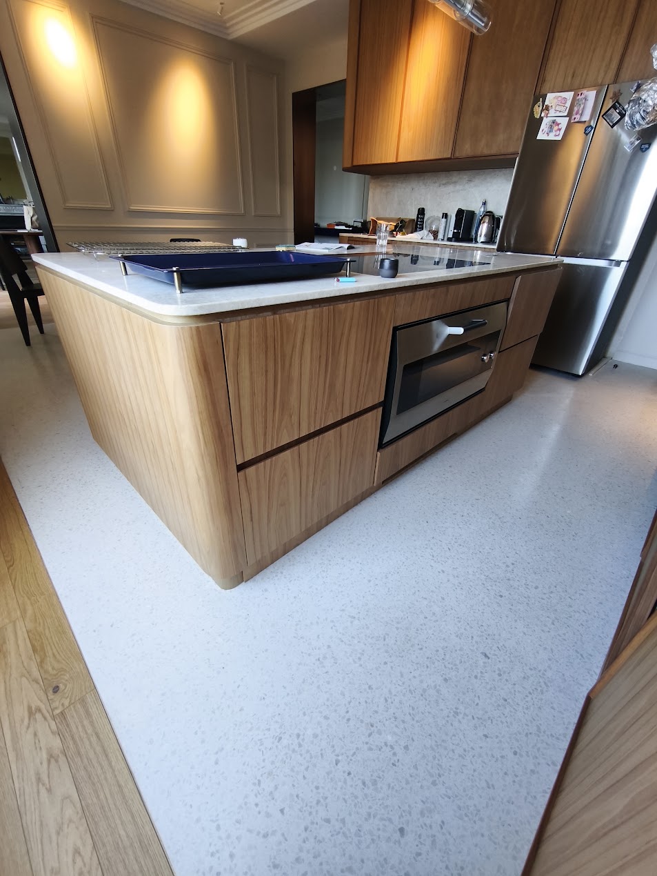 Sol terrazzo clair dans une cuisine, raccord avec le parquet